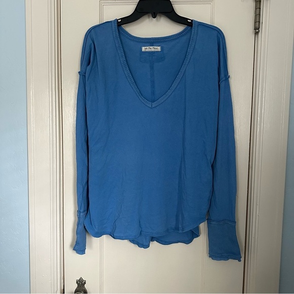 Women's V-Neck Long Sleeve Tops - Blue and Red - Picture 3 of 16